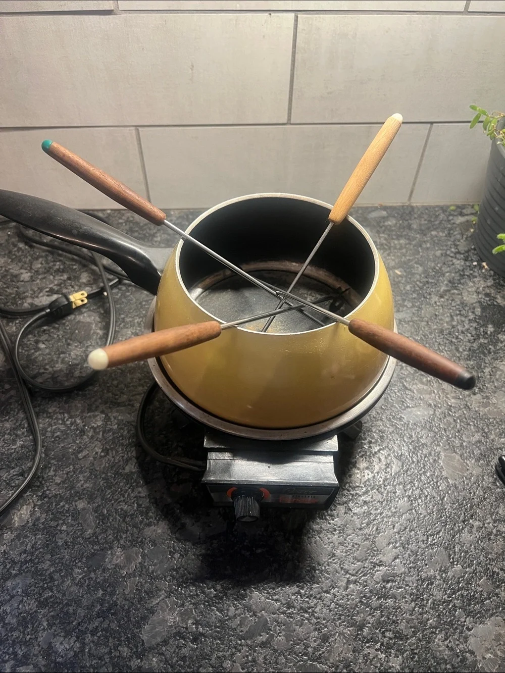 Oster Harvest Gold Electric Fondue Set with Black Base. 4 forks included